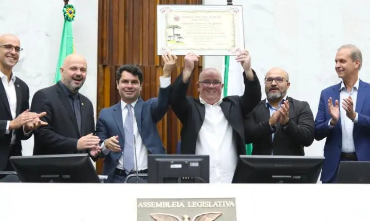 Emoção marca solenidade de entrega de título de Cidadão Honorário do Paraná a Macaris do Livramento