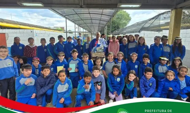 Escola Municipal Professora Terezinha Marins Pettres encerra Semana da Pátria e homenageia professora Clori pela aposentadoria