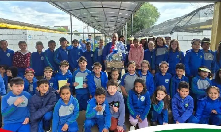 Escola Professora Terezinha Marins Pettres encerra Semana da Pátria e homenageia professora Clori pela aposentadoria