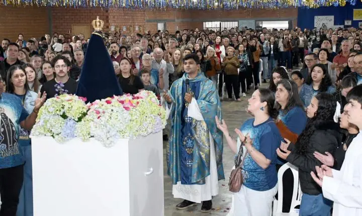 Fiéis lotaram o pavilhão para acompanhar a Missa Campal em honra a Nossa Senhora Aparecida 