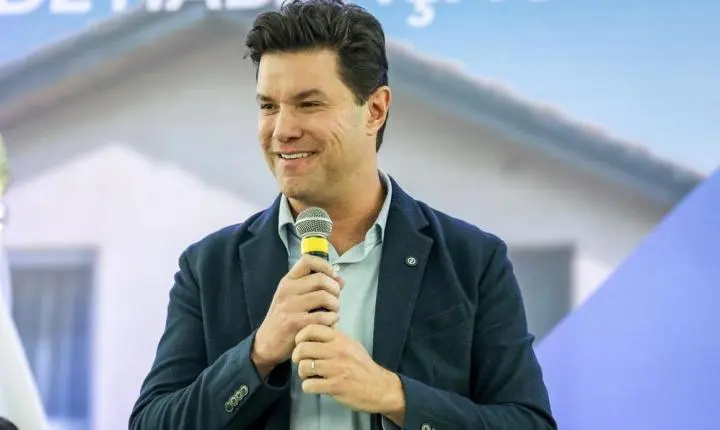 Guto Silva entrega R$ 4,2 bilhões em convênios com cidades