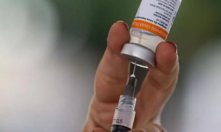 Há 5 anos, Brasil aplicava primeiras doses de vacina contra a covid-19