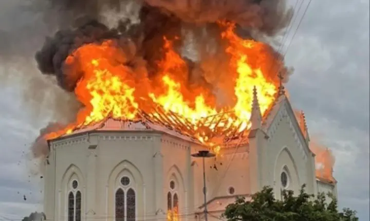 Incêndio atinge igreja matriz de flores da cunha