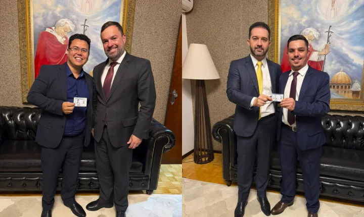 Jornalista Alencar Pereira e João Vinicius Sabatke recebem carteiras de estagiários da OAB/PR durante visita do presidente do TRE-PR a Palmas