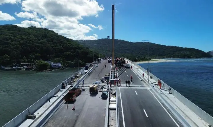 Mastros ganham iluminação e pista da Ponte de Guaratuba começa a ser sinalizada