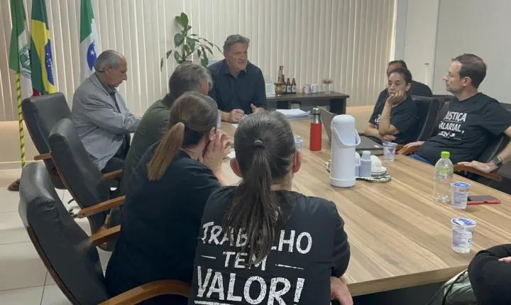 Mesa de Negociação entre Prefeitura e Professores continua aberta, afirma Prefeito Langaro
