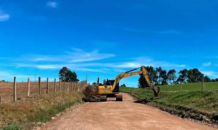 Obra do primeiro asfalto rural da história de Palmas avança com serviços de preparação da base na Estrada Fundo Grande