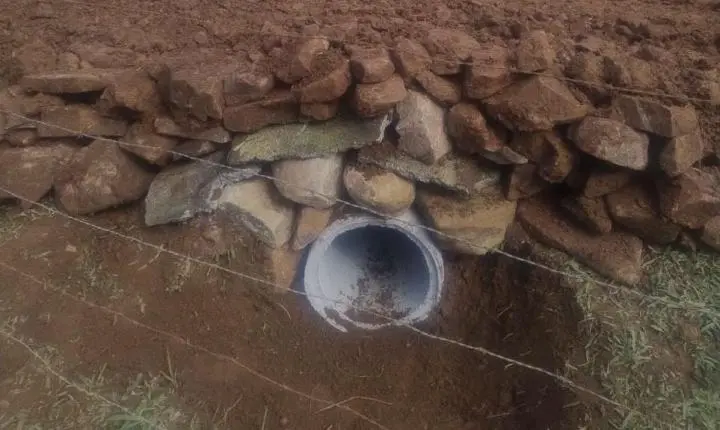 Obras de melhorias e construção de bueiros são realizadas na Vila Rural Alberto Carraro