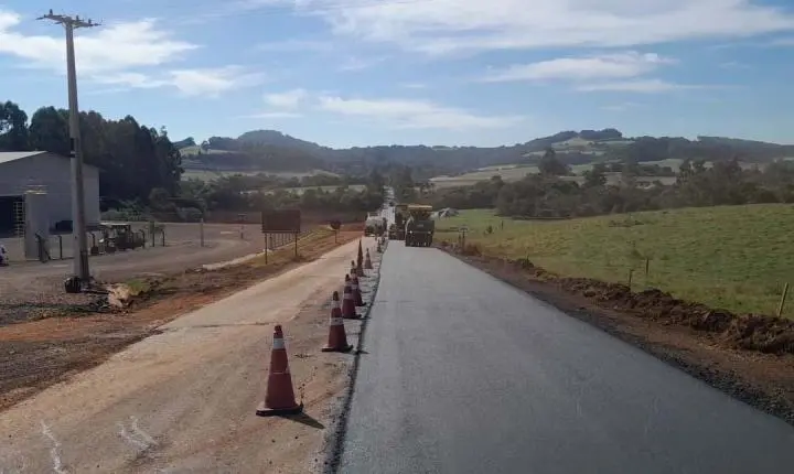 PR-884 entre Marmeleiro e Renascença recebe serviços de conservação do pavimento