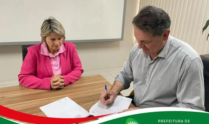 Prefeito Daniel Lângaro assina termo de cedência de veículo para a Rede Feminina de Combate ao Câncer