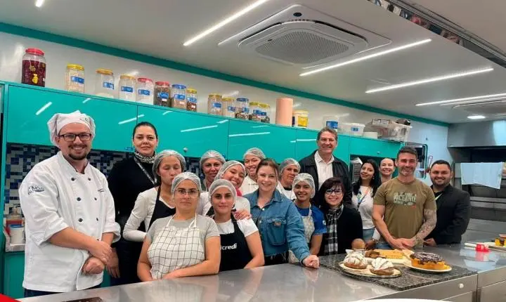 Prefeito Langaro visita cursos de confeitaria e panificação na Carreta do Conhecimento em Palmas