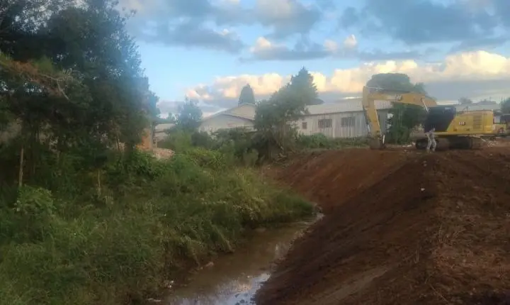 Prefeitura realiza limpeza no Córrego São Pedro e reforça cuidado com o meio ambiente urbano