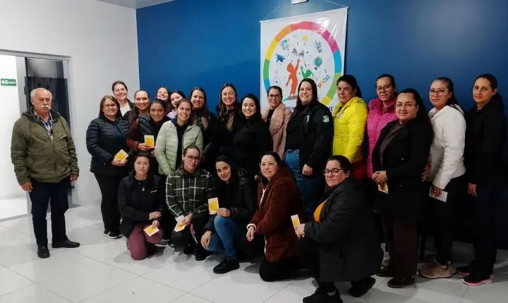 Professores participam de roda de conversa sobre saúde mental promovida pelo departamento de Educação