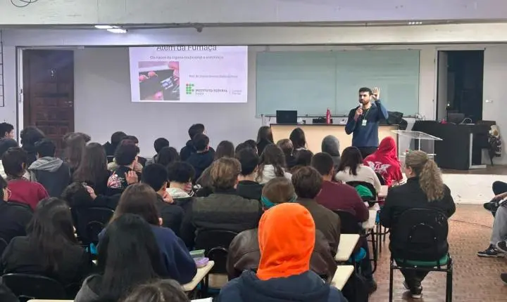 Projeto Diálogos com o Ensino Médio alerta estudantes do IFPR - Palmas sobre os riscos do cigarro eletrônico 