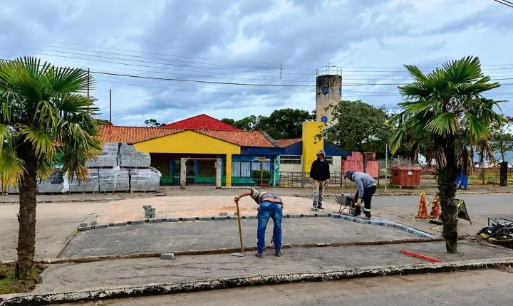 Proporcionando mais segurança aos pedestres, faixa elevada está sendo construída próximo ao CMEI  