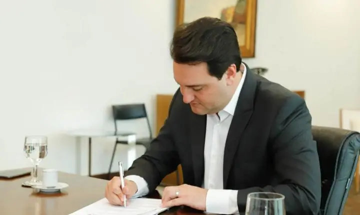 Ratinho Junior assina decreto que estabelece regras da transição para governador eleito