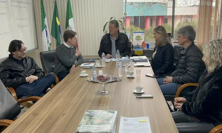 Reunião no gabinete do prefeito de Palmas formalizou a construção do colégio CAIC