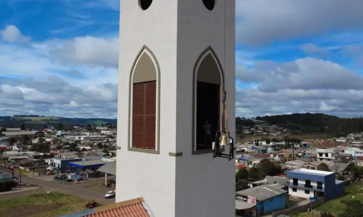 Sino e relógio estão sendo instalados na Capela do Divino - Réplica da Catedral de Palmas 