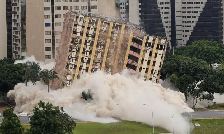 Tradicional hotel de luxo é implodido no centro de Brasília